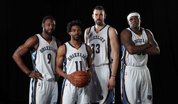 利物浦球迷热议换帅传闻，格拉斯纳因成绩亮眼成为焦点，而斯洛特面临困境。