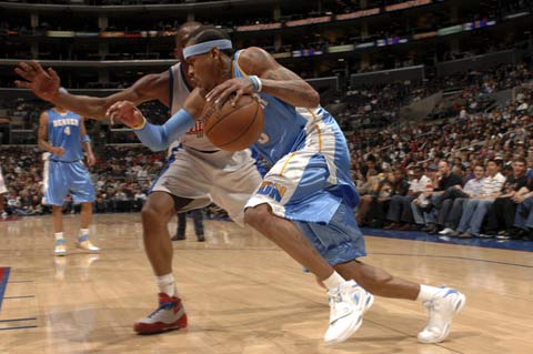 梦幻联动！T1四人组造访拜仁主场，领取印有自己名字的拜仁队服