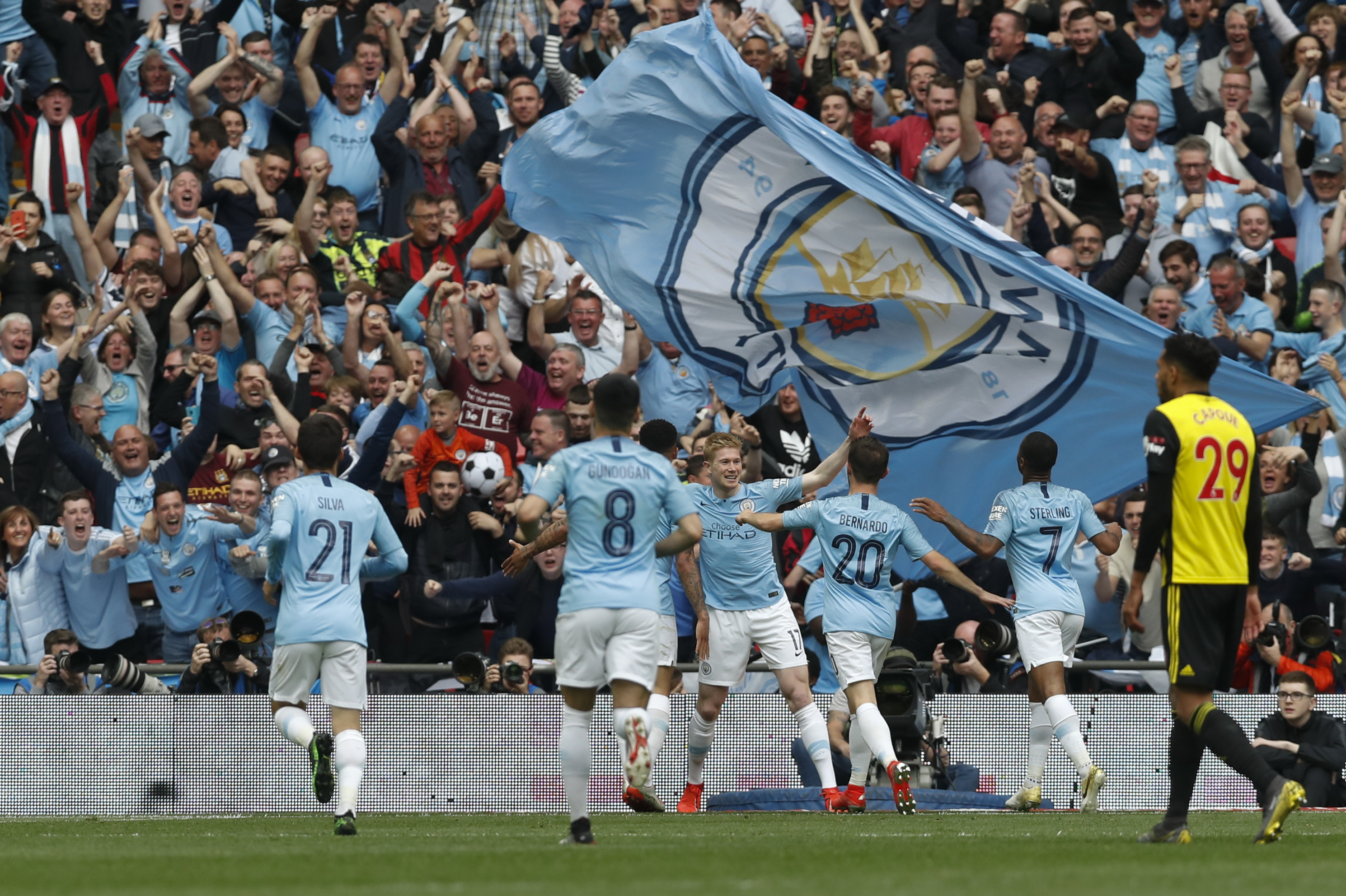 德甲战报：伯格1射1传，霍芬海姆3-0完胜奥格斯堡