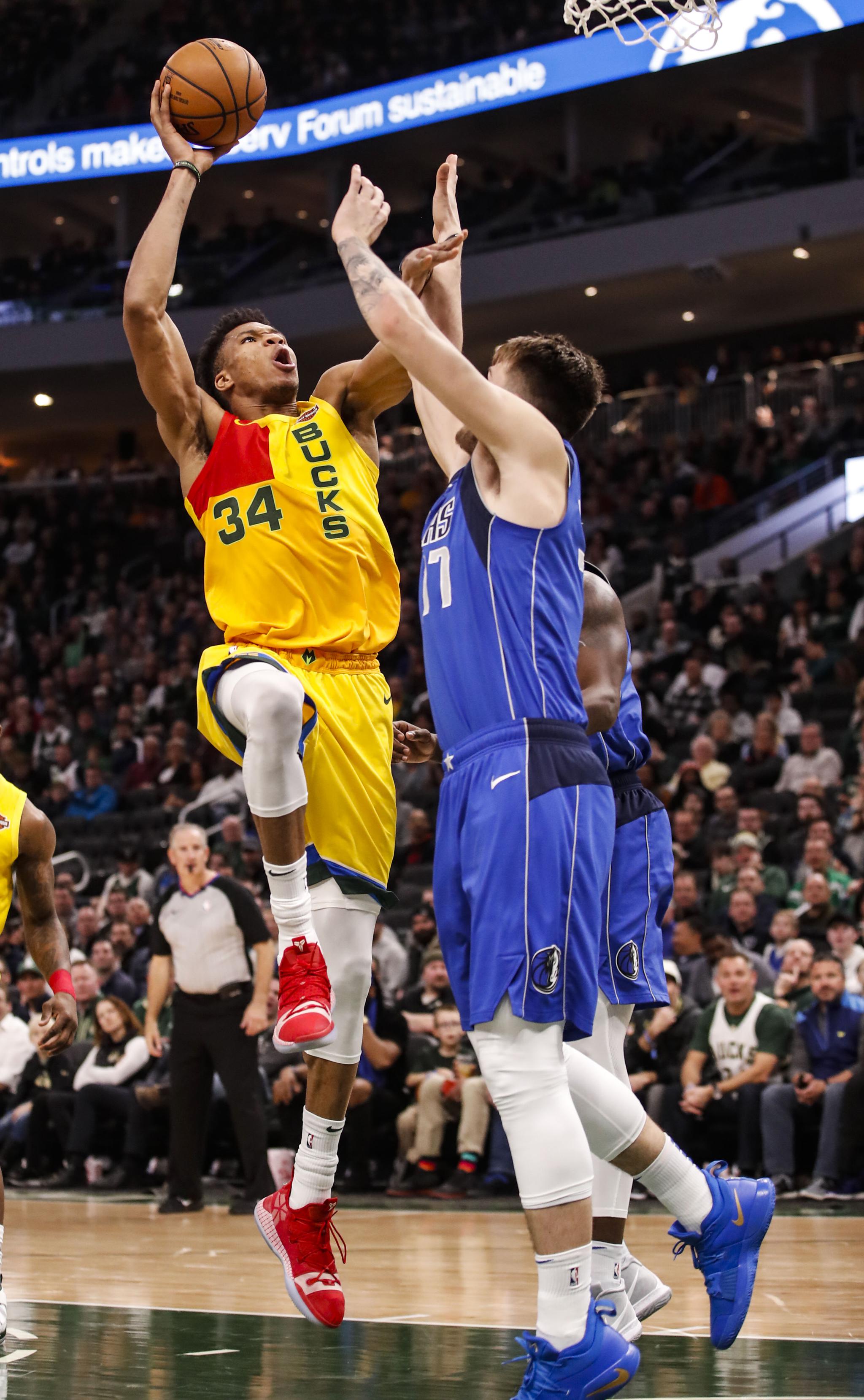 乔·迪马乔与玛丽莲·梦露的婚姻让棒球明星跨越了体育圈，成为全美文化偶像