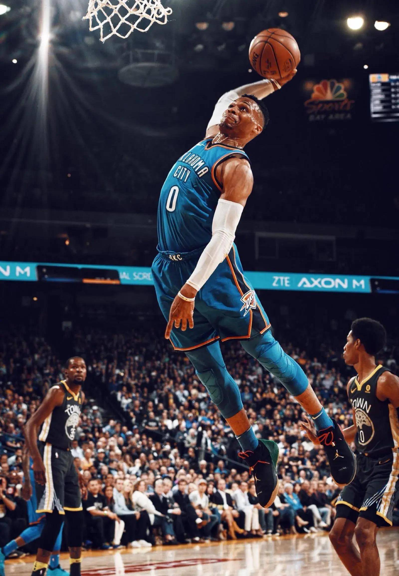 埃兰路球场的比赛已经重新开始…… 加油，曼联！🇾🇪 46分钟｜⚪️ 0-0 🔴 ｜ #MUFC 来源：Stretford Paddock